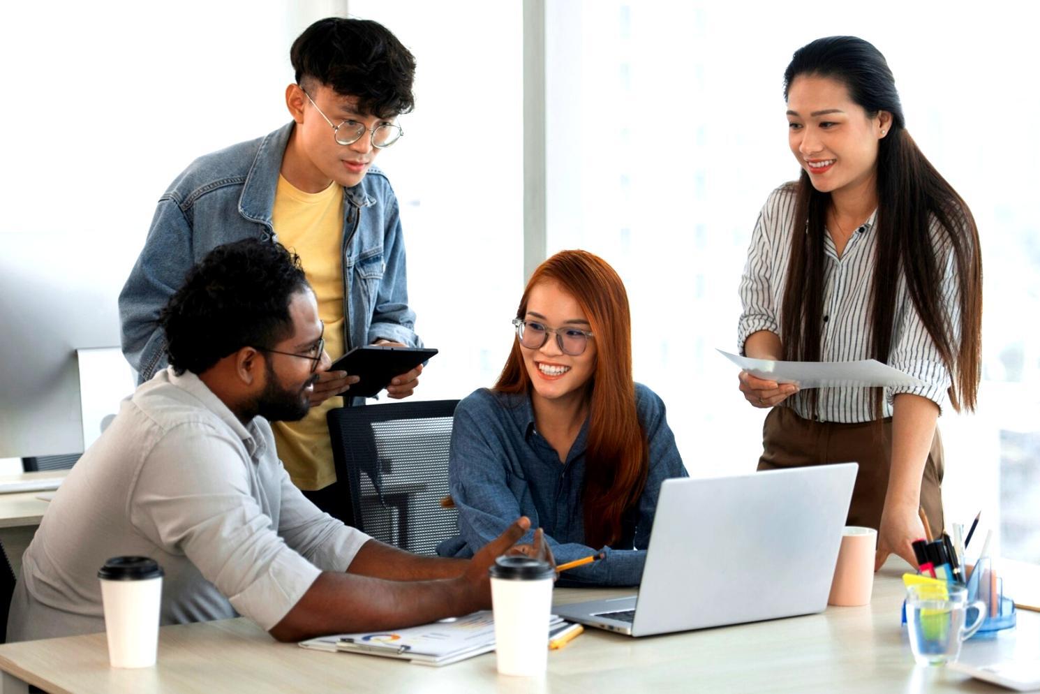 Espacio de trabajo colaborativo con ambiente profesional